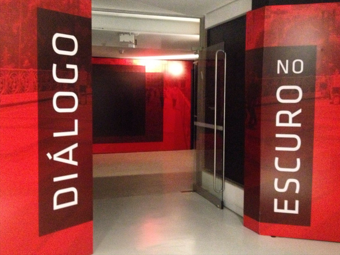 Entrada da Exposição em São Paulo, com os dizeres Diálogo no Escuro