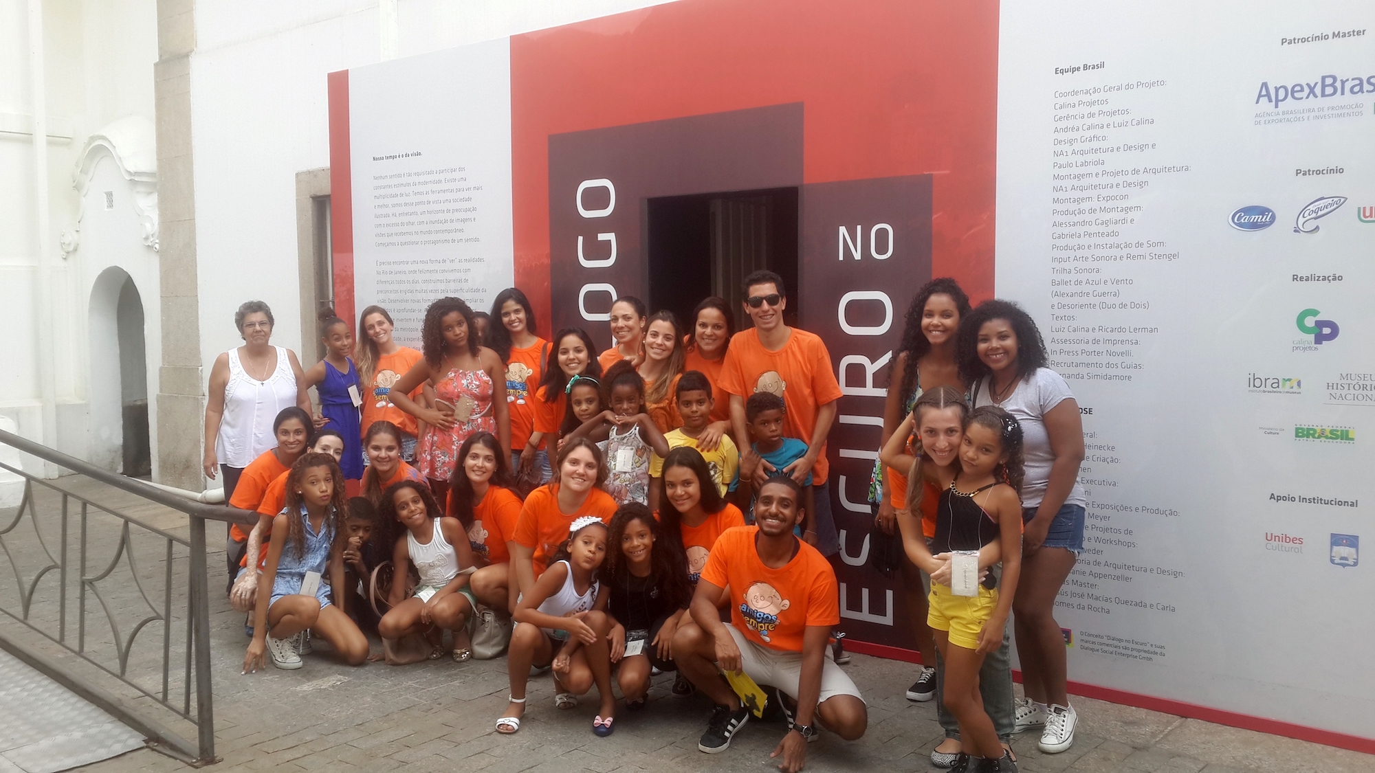 Grupo de crianças e jovens do Projeto Social "Amigos para Sempre" em visita ao Diálogo Rio.