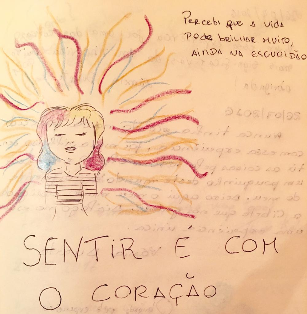 Livro de comentários da Exposição: (1) "Percebi que a vida pode brilhar muito, ainda na escuridão." (2) "Sentir é com o coração." Desenho com uma pessoa , com uma espécie de aura emanando dela.