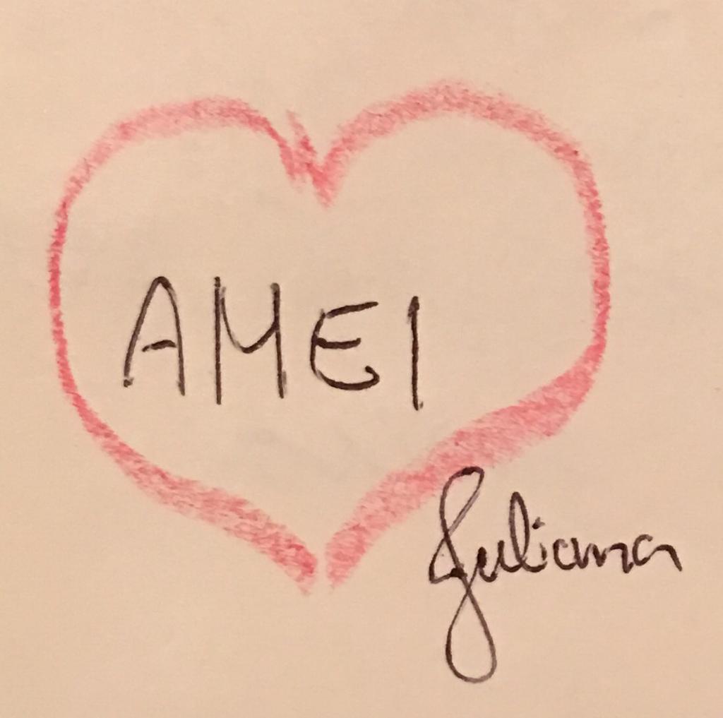 Livro de comentários da Exposição: A palavra "AMEI" em letras gigantesm dentro de um desenho de coração, assinado por Juliana.